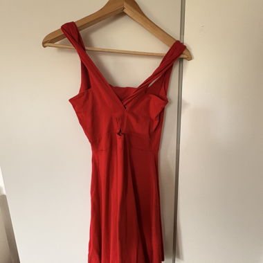 Rotes Kleid mit Trägern 