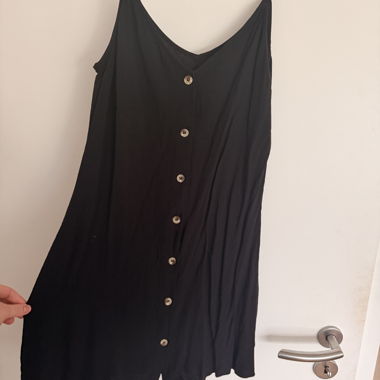 Top nero con spalline e bottoni