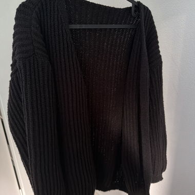 Schwarzer grober Strick-Cardigan warm 