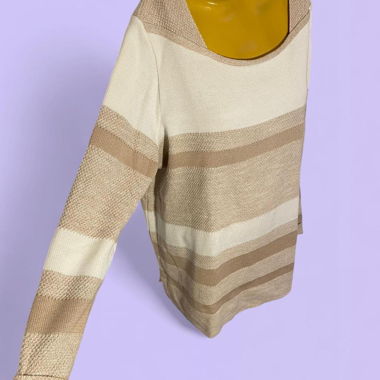 Beiger und weisser Pullover