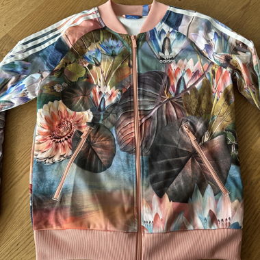 Adidas Originals Blumenjacke – auffälliges Design