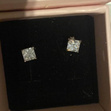 Silbrige Ohrstecker