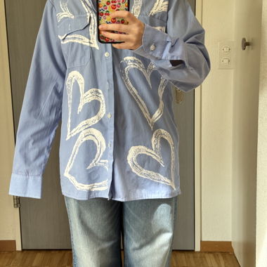 Chemise bleu clair à imprimé cœur