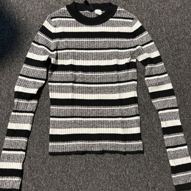 Maglione a coste rigato a manica lunga