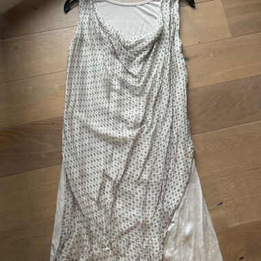 Ärmelloses bedrucktes Kleid