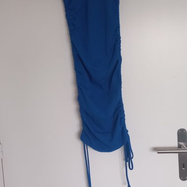 Vestito corto blu a maniche corte con arricciatura