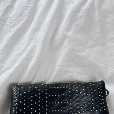 schwarze clutch mit nieten
