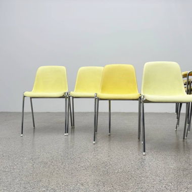 13 Mid-Century Kunstoffstühle in Gelb  