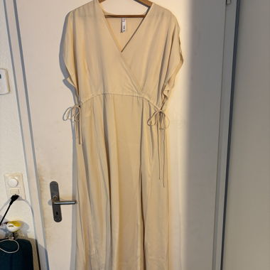Abito lungo incrociato beige