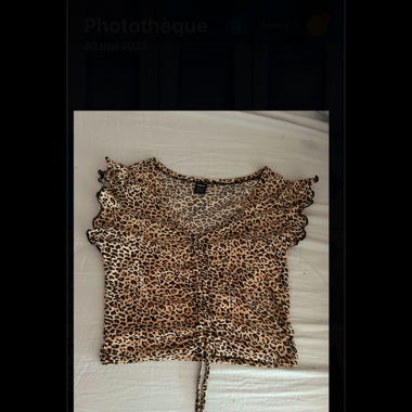 crop top, manche courte "évasée", à motif léopard 