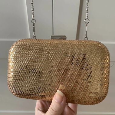 Elegante Clutch mit goldenen Pailletten
