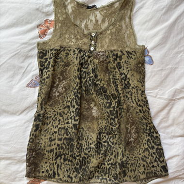 Top con stampa animalier e pizzo