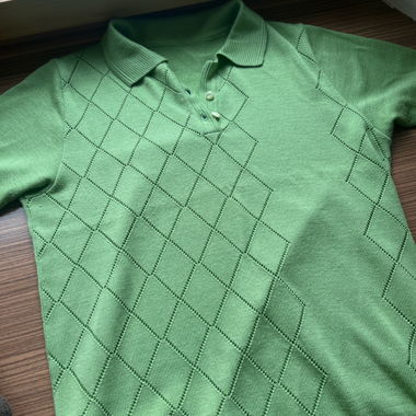 Grünes Polo-Shirt