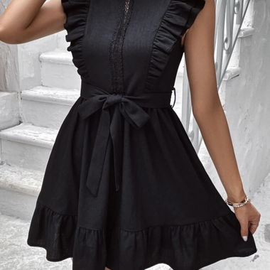 Robe noire à volants