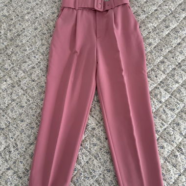 Pantalon en tissu rose avec ceinture