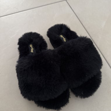Weiche schwarze Hausschuhe
