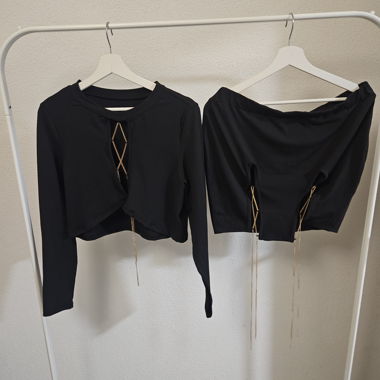 Ensemble noir avec haut et jupe à découpes
