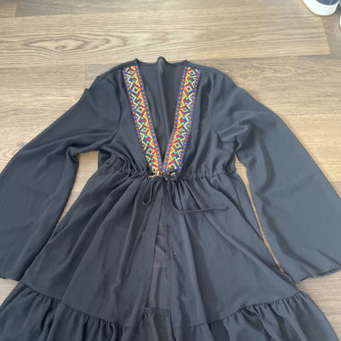 Strandkleid mit multicolor stickerei