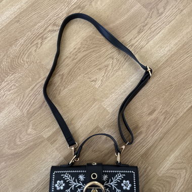 Schwarz - Weiss bestickte Tasche
