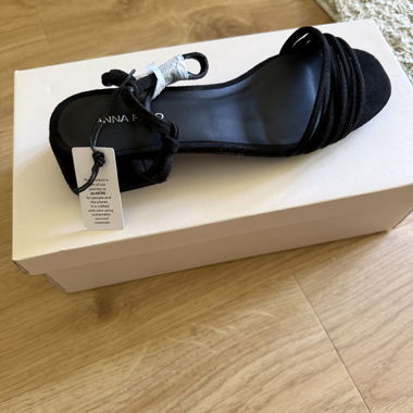 Schwarze Anna-Field-Pumps neu