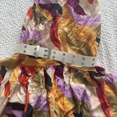 Buntes Damenkleid mit Gürtel