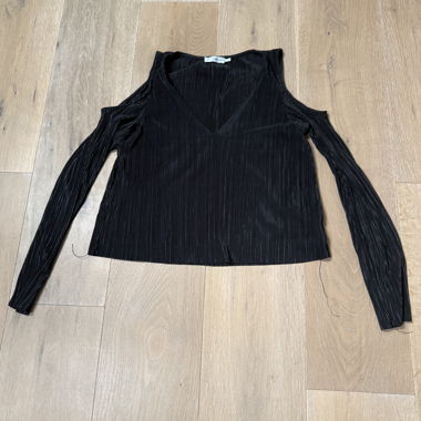 Black cut-out long sleeve top plissè