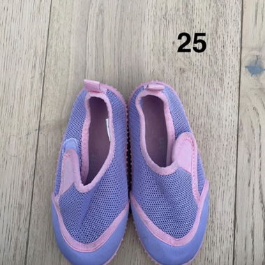 Lila Wasserschuhe