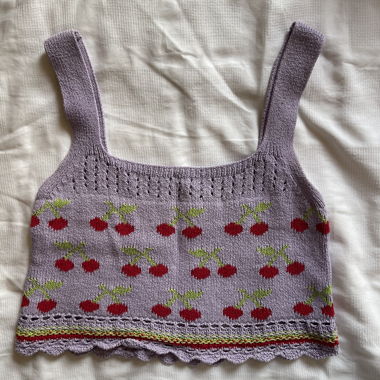 Haut violet avec des cerises en crochet