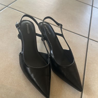 Schwarze Pumps mit Riemchen