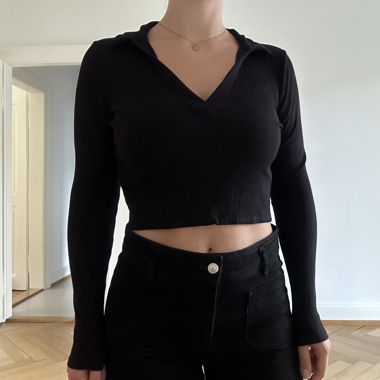 Schwarzes Langarm-Crop-Top