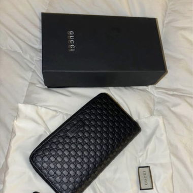 Gucci wallet - Almost new!