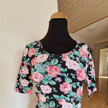 Bauchfreies Oberteil mit floralem Muster. Grösse S