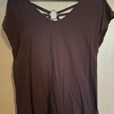 T-shirt con anello sul retro