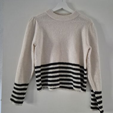 Pull beige à rayures noires