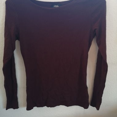 Leichter brauner Pullover mit langen Ärmeln 