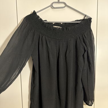 off shoulder schwarzes Kleid 