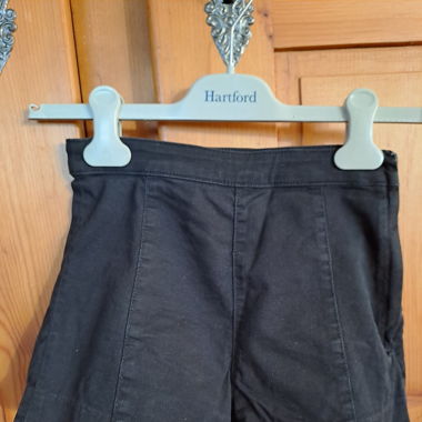 schwarze kurze Hose