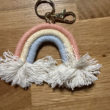 Regenbogen-Schlüsselanhänger aus Makramee