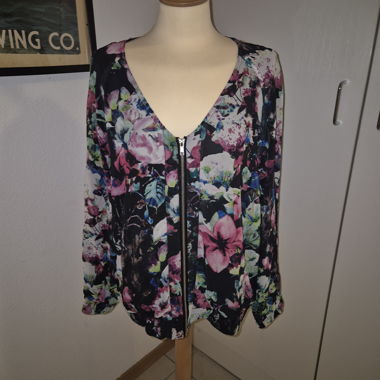 Charles Vögele Blumenjacke 