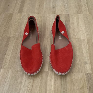 Red Verbenas / Beach shoes 