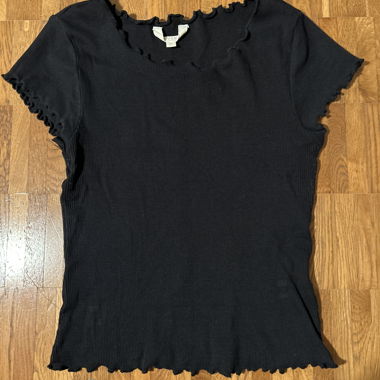 Schwarzes Ripp-T-Shirt mit Wellenrand