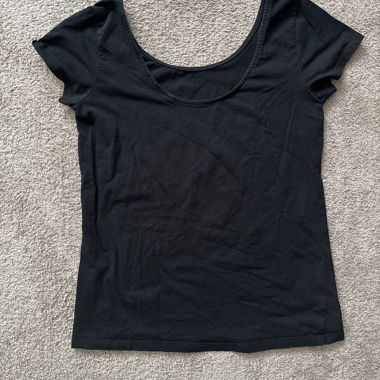 T-shirt noir à encolure large