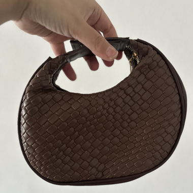 Petit sac marron tressé à main