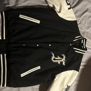 Stylische FUBU Collegejacke