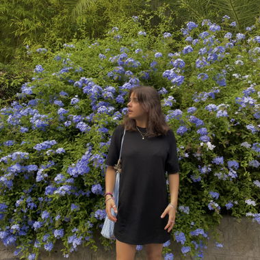 Robe noire à manches courtes et effet pailleté