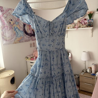 Vestito floreale azzurro chiaro con volant