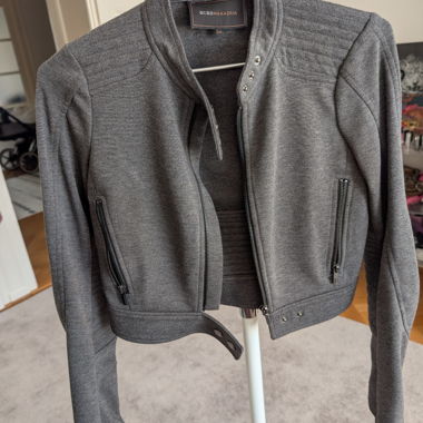 Grau gesteppte BCBGMAXAZRIA Jacke mit Reissverschluss