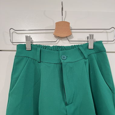 Grüne, weite Hose