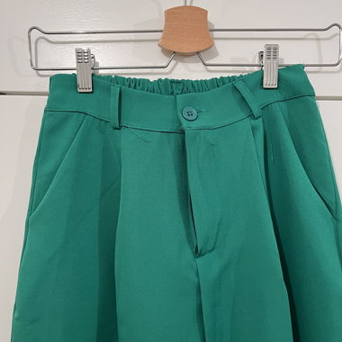 Grüne, weite Hose