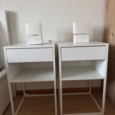 Table de chevet avec lampe